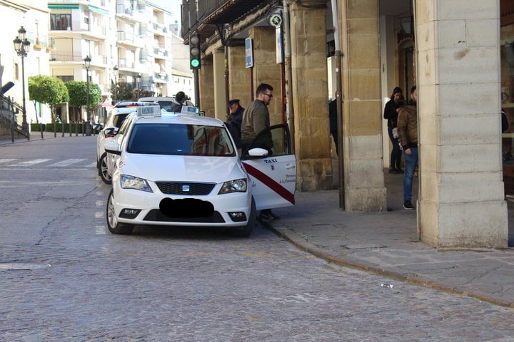 Taxis en la Corredera de Úbeda / Foto: La Contra de Jaén