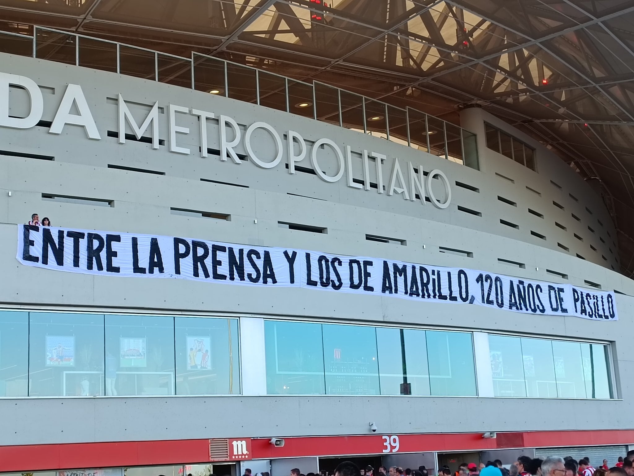 Pancarta en la fachada del Wanda Metropolitano antes del Atlético Madrid - Real Madrid