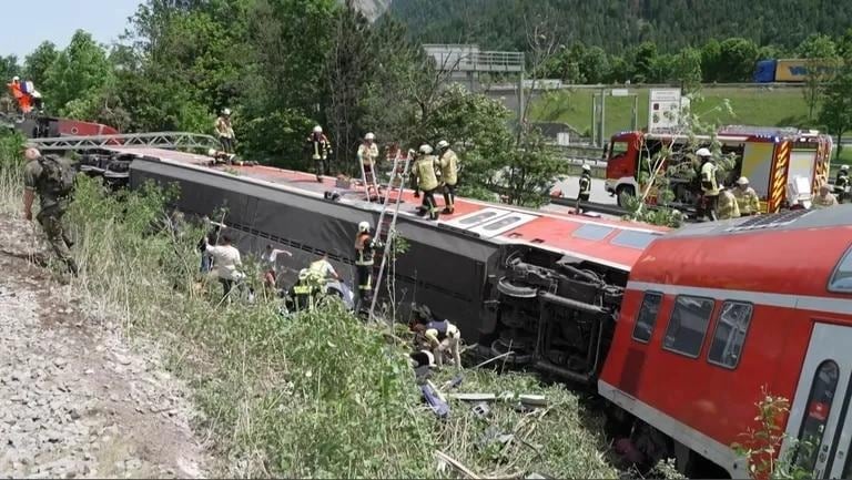 Descarrilamiento de tren por causas desconocidas en Baviera, al sur de Alemania.