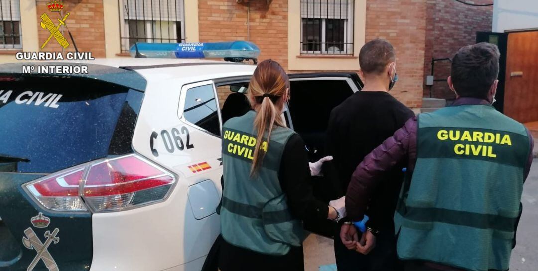 Detenido un hombre por presuntamente lanzar una gran encimera de mármol desde una azotea en Benicarló