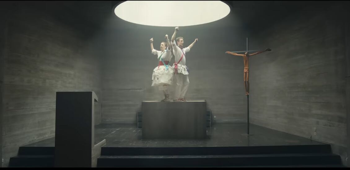 Danzadores bailando sobre un altar en el último vídeo de La Rioja Turismo