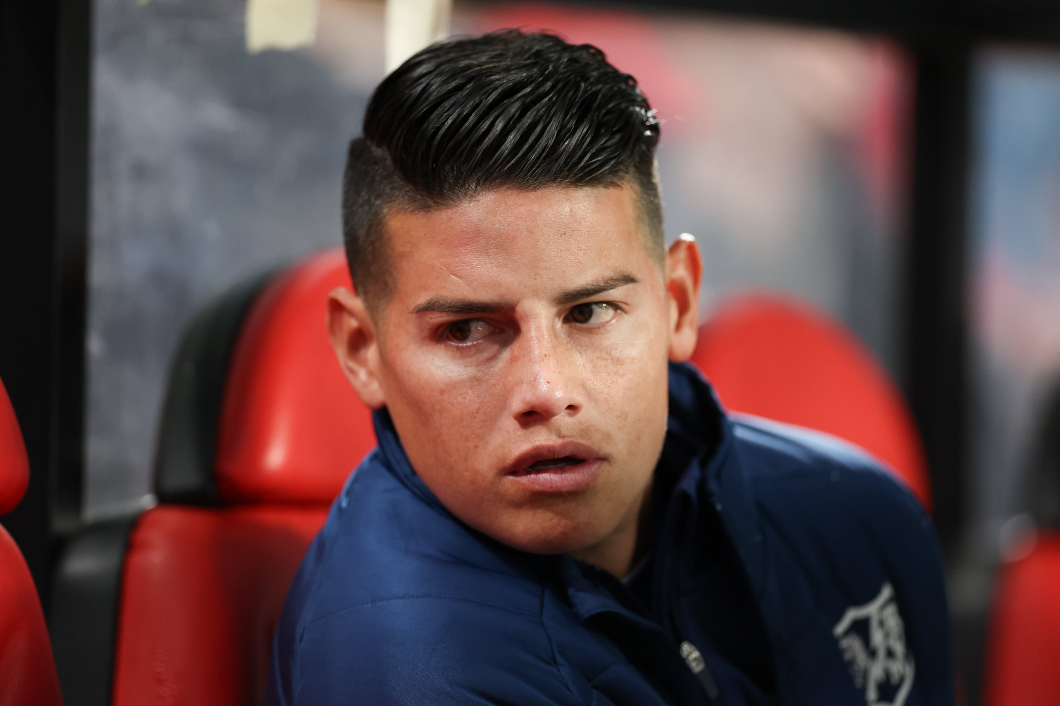 James Rodríguez, sentado en un banquillo del estadio de Vallecas