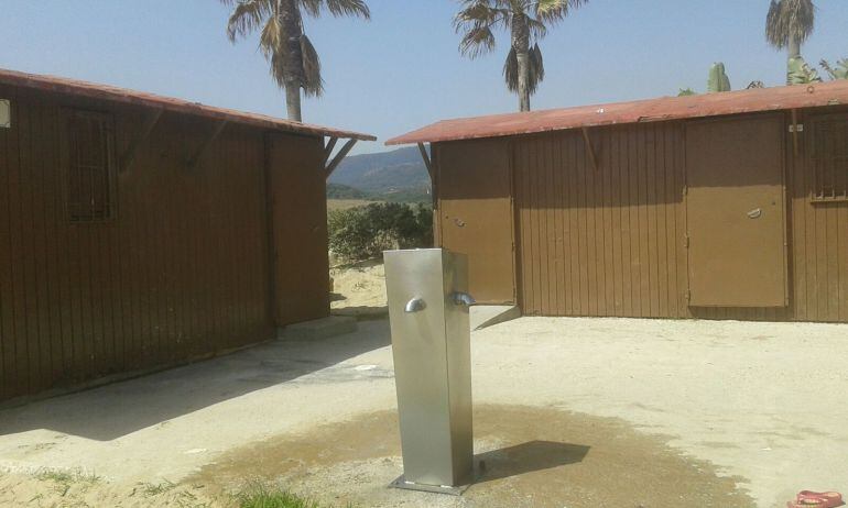 Módulo de servicios en la playa de Getares cerrado al público.