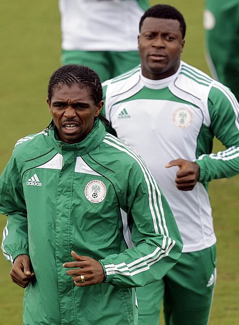 Yabuku y Kanu, en el entrentamiento con Nigeria