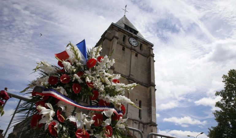 Flores en recuerdo de la víctimas del atentado de Normandía, junto a la parroquia de Saint-Etienne-du-Rouvray, cerca de Ruán.