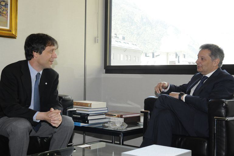 El ministre d'Afers Exteriors, Gilbert Saboya, amb el cap d'unitat de la Divisió per a la recerca de finançaments del Comitè Internacional de la Creu Roja, Benno Kocher