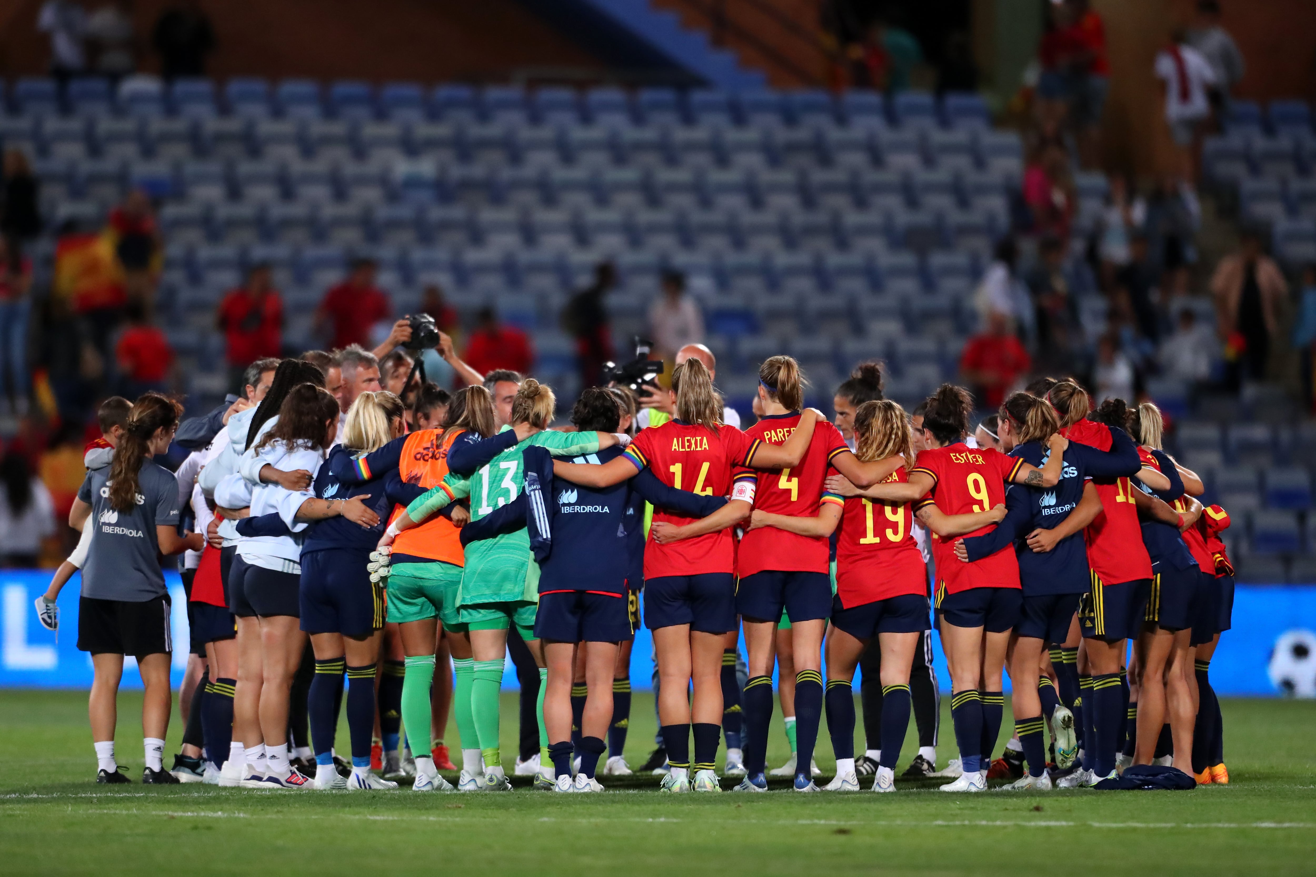 La selección española hace piña tras la goleada a Australia.