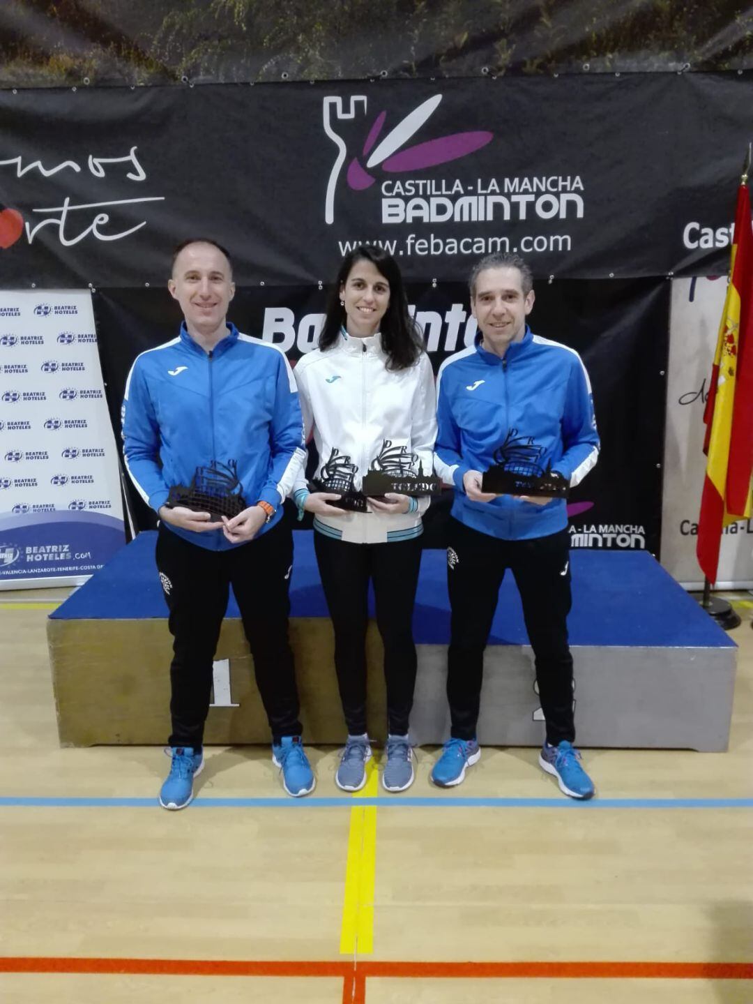 Santiago Martínez, Esther Pereira y Manolo Acero, con sus trofeos en Toledo.