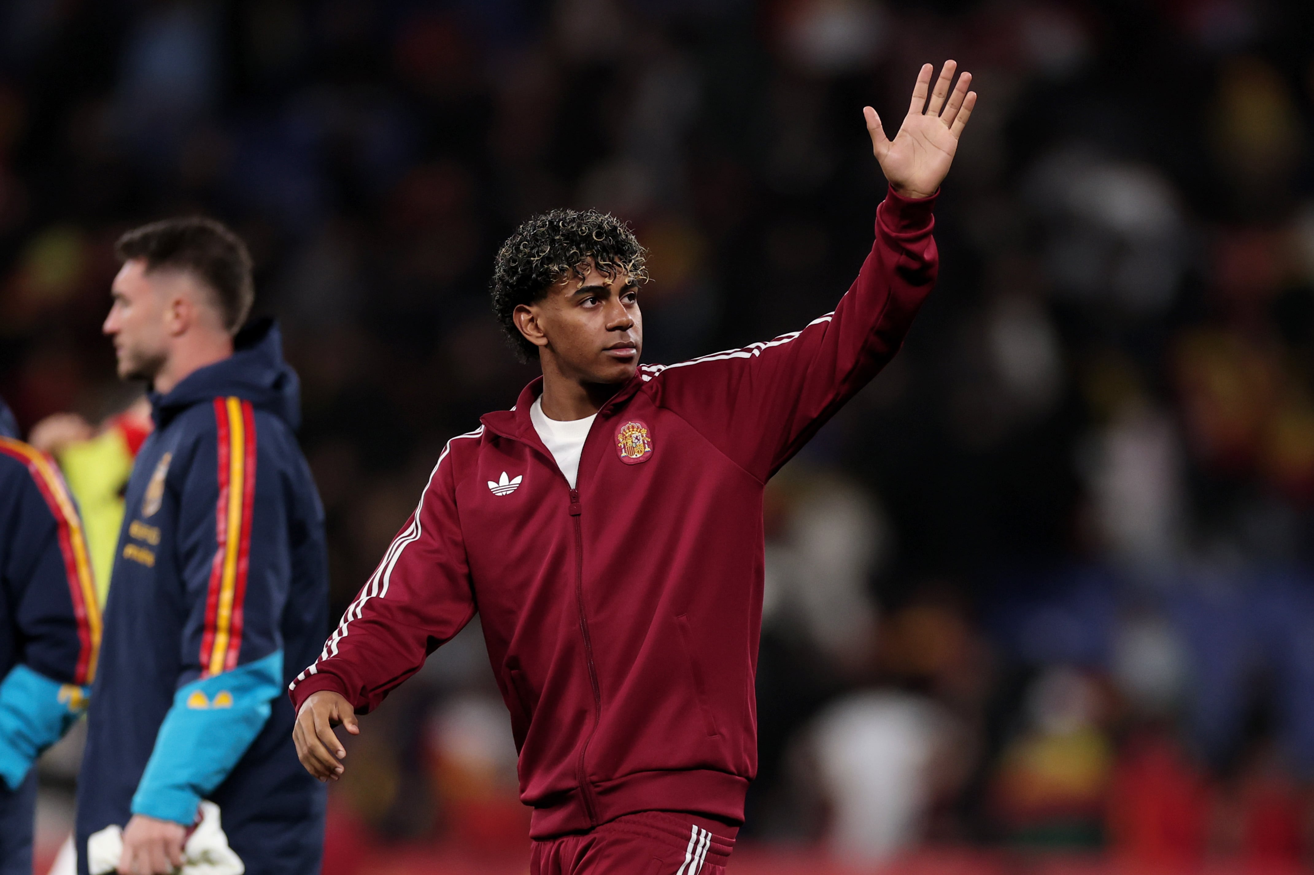 Lamine Yamal saluda tras el final del partido entre España y Egipto