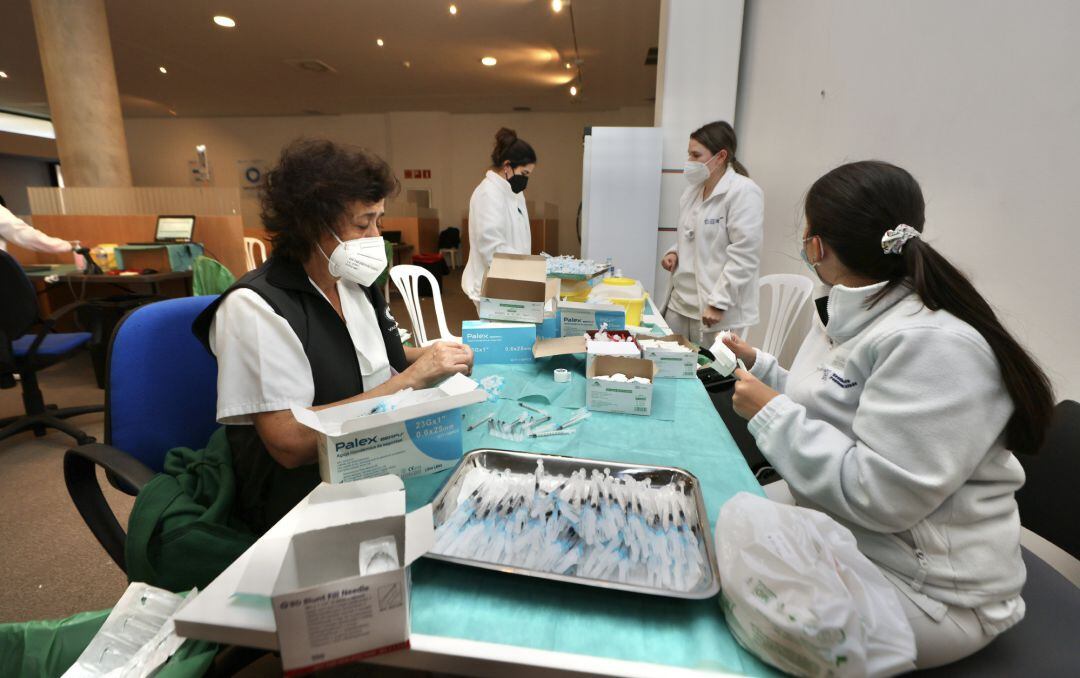 Varias sanitarias preparan la tercera dosis de la vacuna contra el Covid-19.