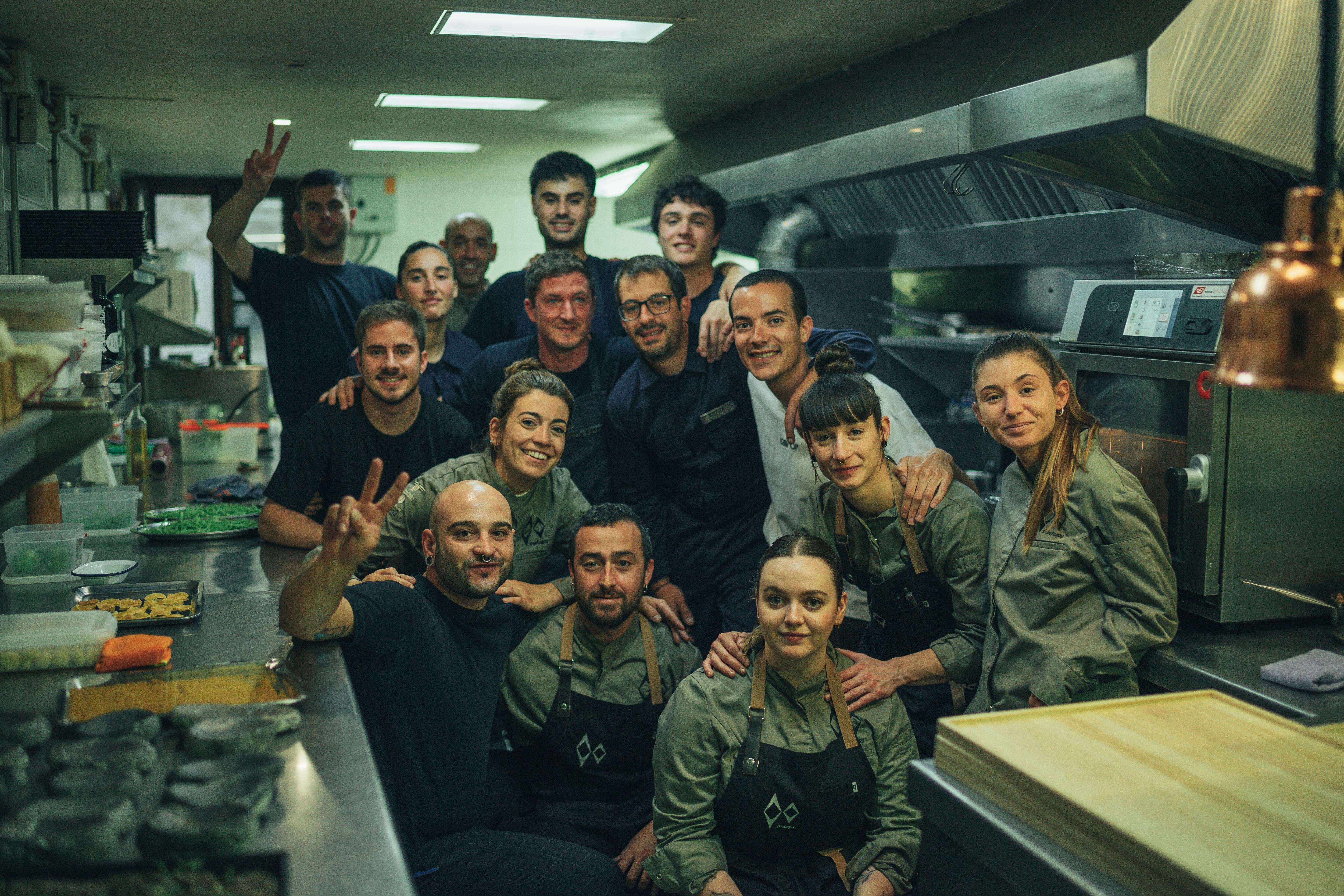 En la imagen, los equipos que hicieron posible el encuentro gastronómico de los restaurantes Ansils y Bakea y sus chefs revelación