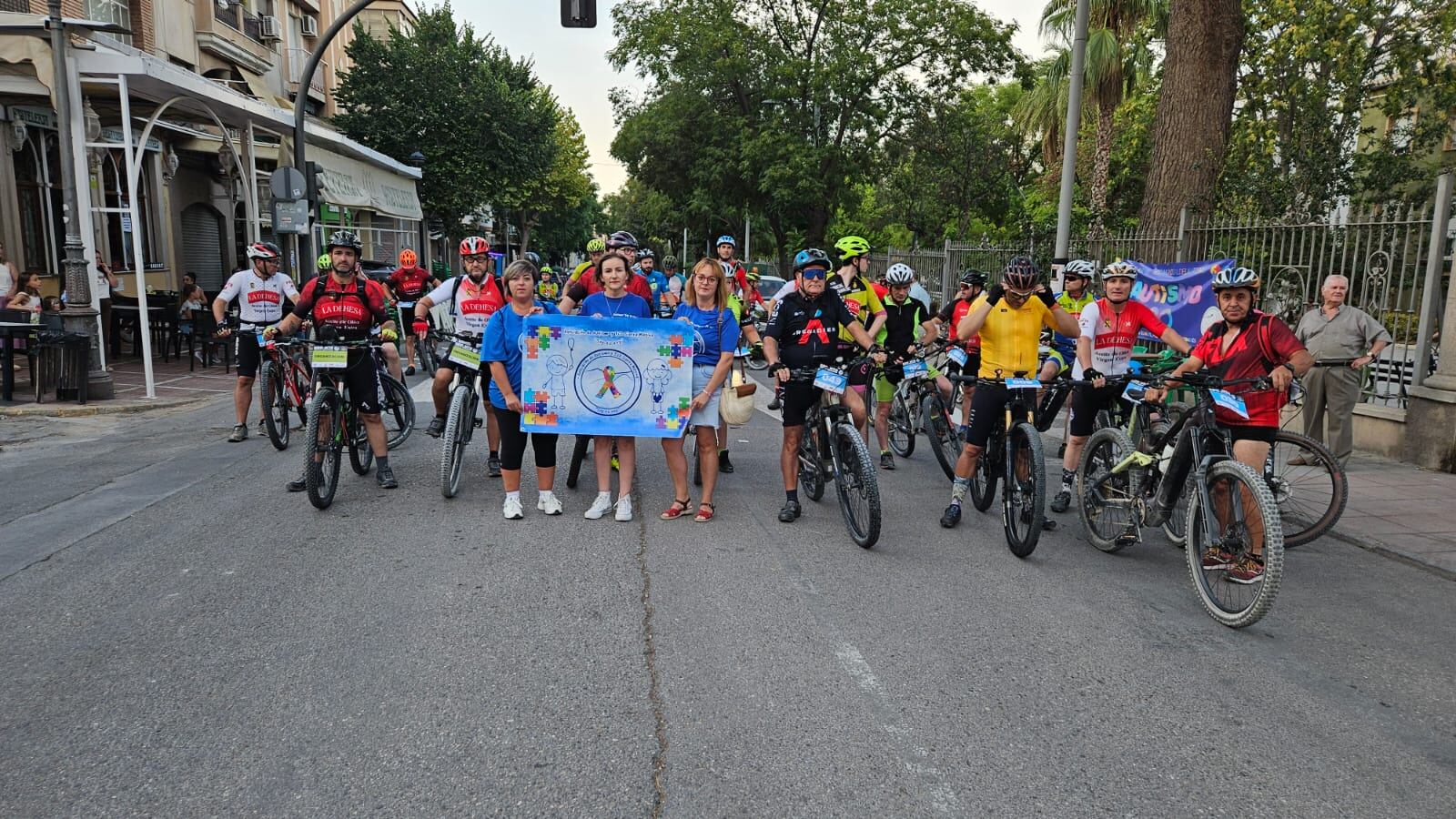 Momento de la salida en el Paseo Primero de Mayo con voluntarias de la Asociación de Autismo &#039;Soy tu voz&#039;