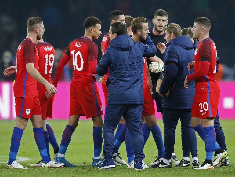 England coach Gary Neville celebrates with Harry Kane, Dele Alli, Ross Barkley and Jordan Henderson after the game.