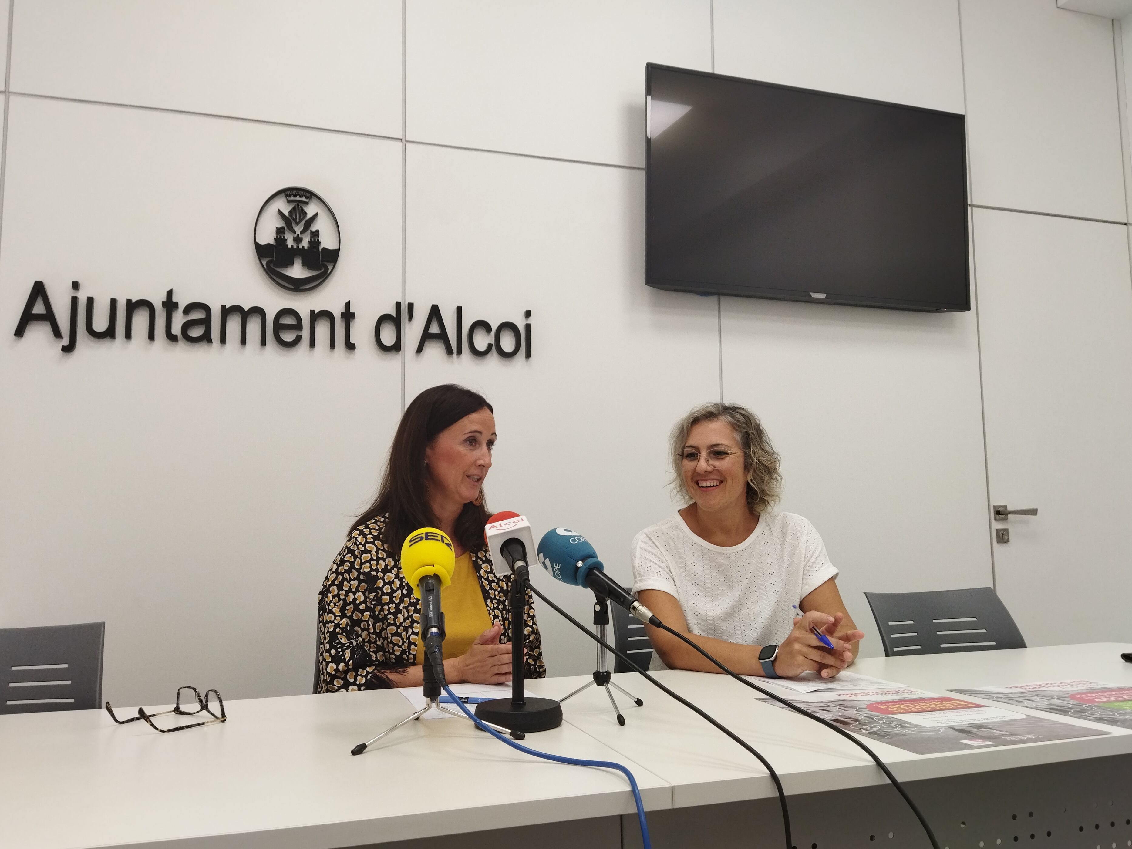 Aroa Mira, edil de Participación Ciudadana, y Elia Llinares, técnica de la concejalía de Participación Ciudadana, presentando los presupuestos participativos de 2024.