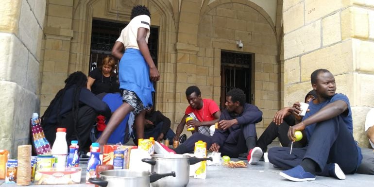 Migrantes frente al Ayuntamiento de Irún.