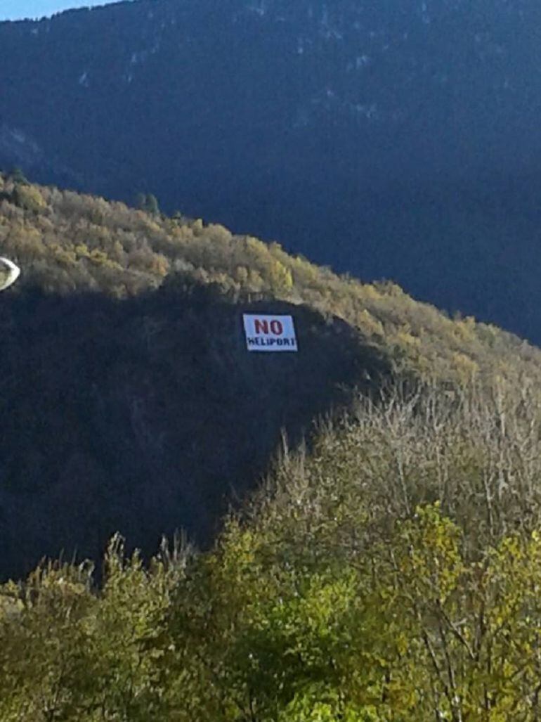 La pancarta contra l'heliport a la Comella és ben visible des del centre de la capital.