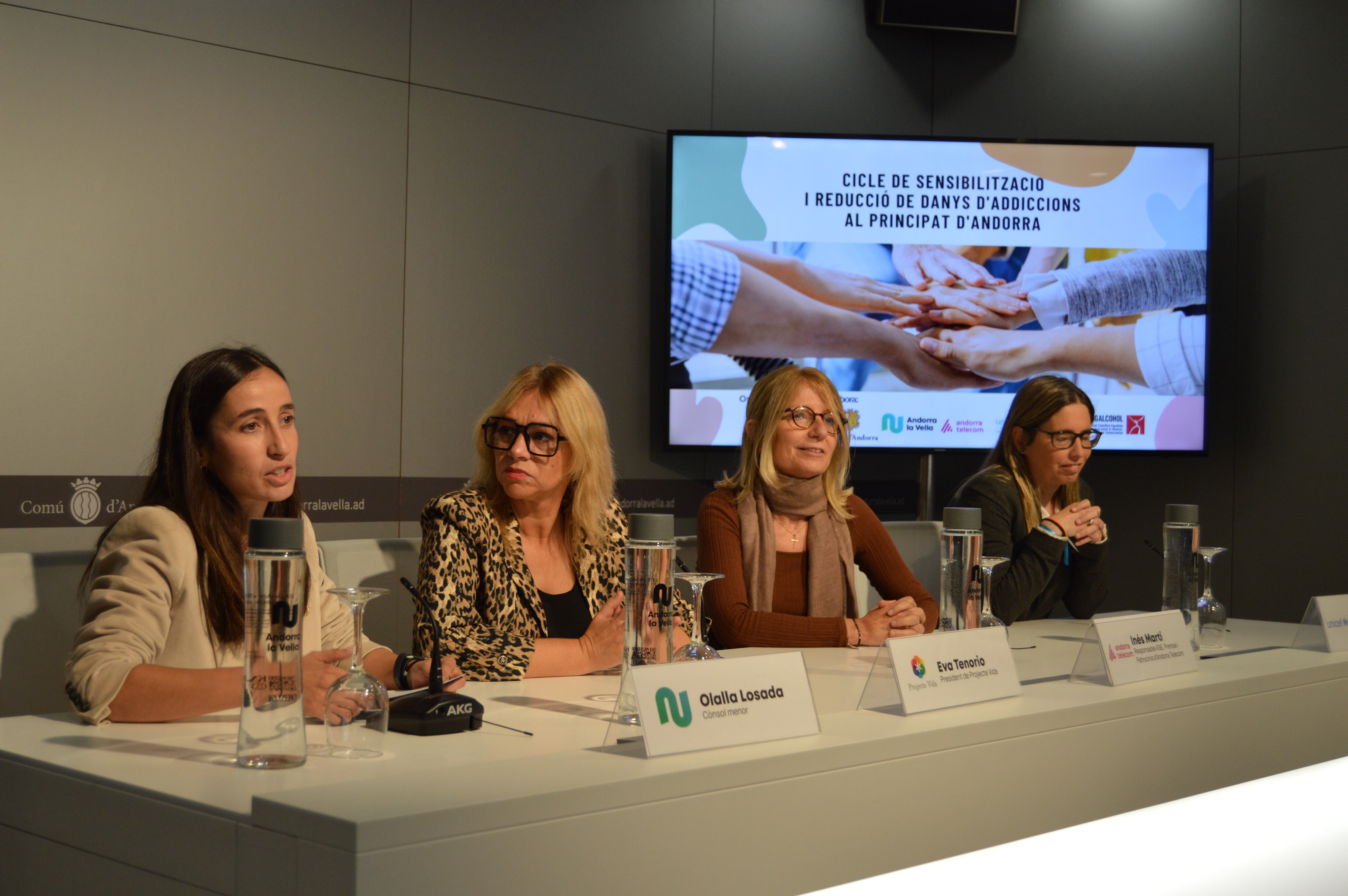 La cònsol menor d&#039;Andorra la Vella, Olalla Losada; la presidenta de Projecte Vida, Eva Tenorio; la responsable d&#039;RSE, Premsa i Patrocinis d&#039;Andorra Telecom, Inés Martí i la presidenta de l&#039;Unicef Andorra, Marianela Aristot, en la presentació del cicle.