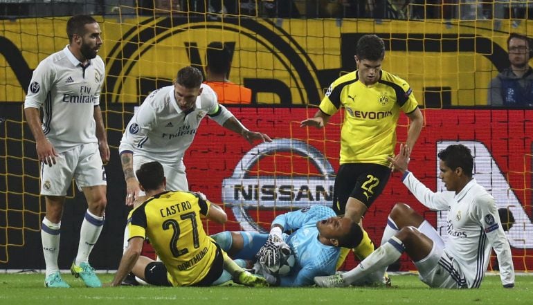 Keylor Navas atrapa un balón en el Borussia Dortmund 2 - Real Madrid 2.