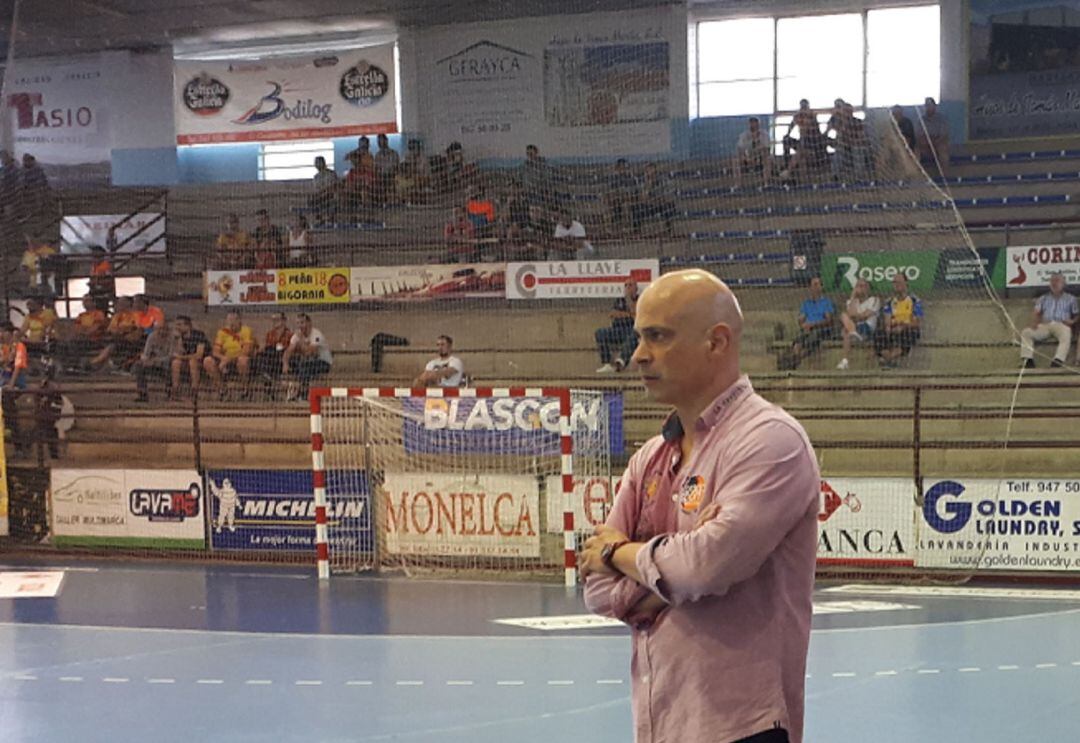 El enternador del Blas Gon y Bodegas Ceres, Juan Moreno, durante un partido de esta temporada en el Príncipe de Asturias.