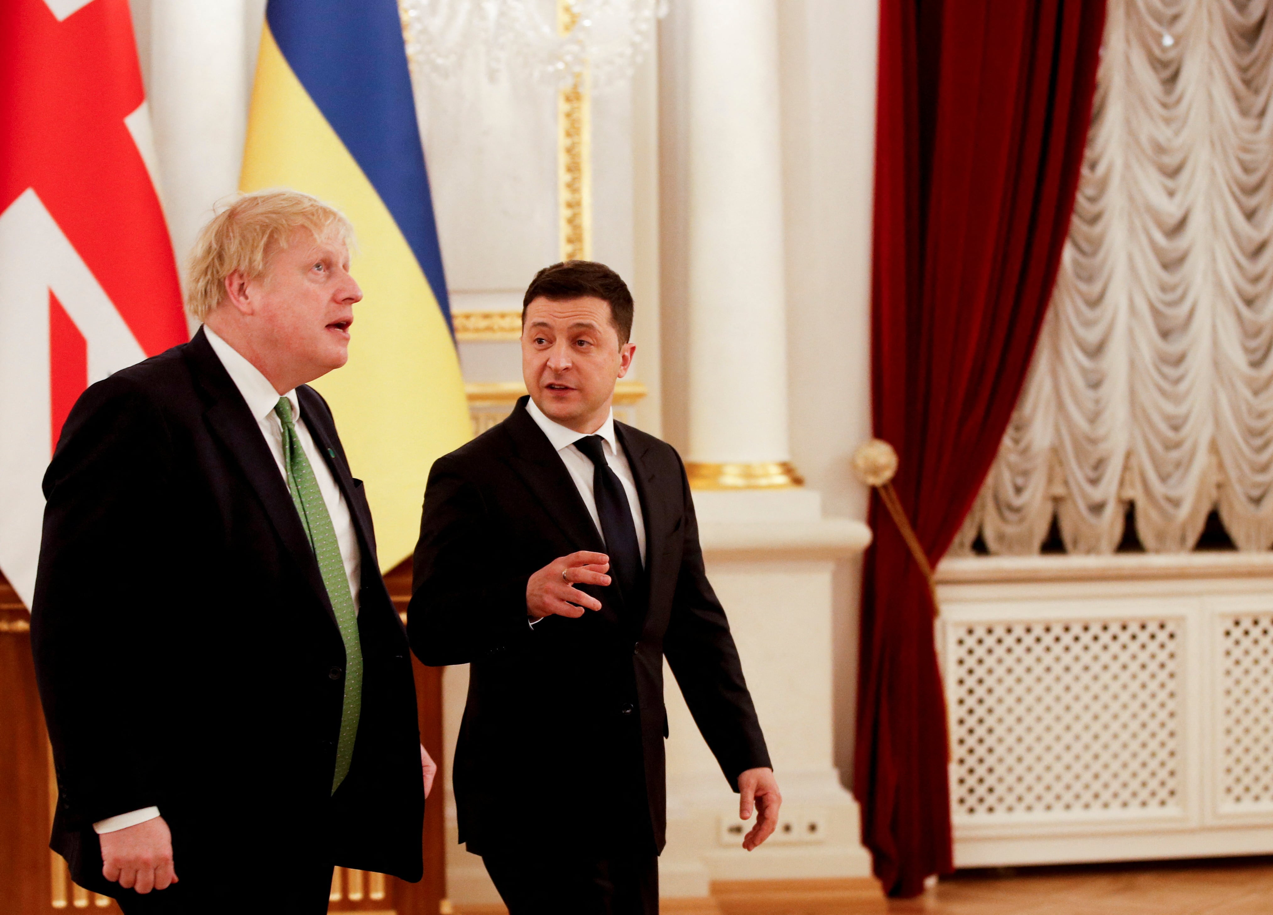 El primer ministro británico, Boris Johnson (izq) y el presidente de Ucrania, Volodimir Zelenski (dcha), el pasado febrero en Kiev.