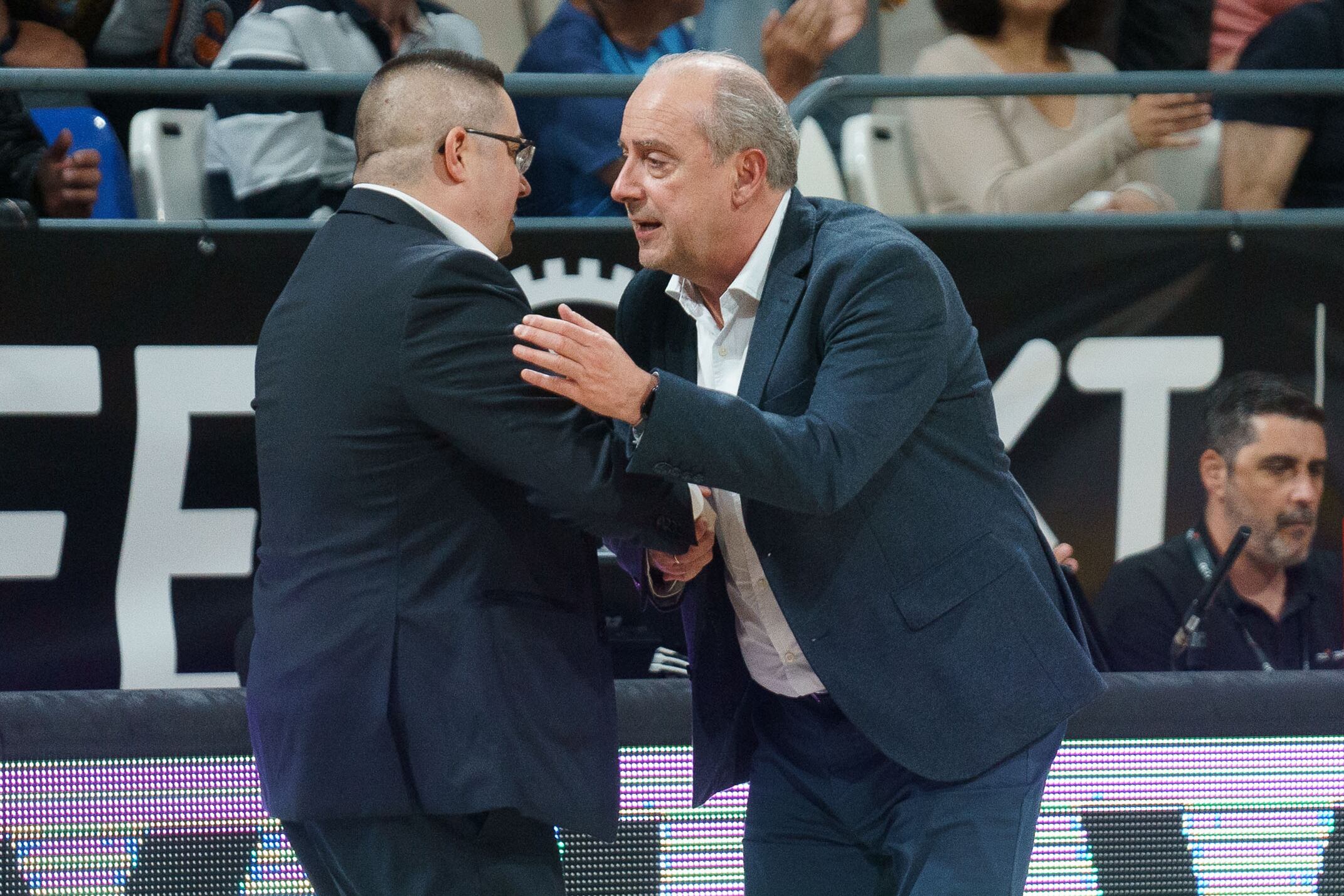 LA LAGUNA (TENERIFE), 26/04/2025.- El entrenador del Laguna Tenerife, Txus Vidorreta (d), y el entrenador del Leyma Coruña, Diego Epifanio (i), se saludan tras el partido de la Liga Endesa de baloncesto que se disputó este sábado en el pabellón Santiago Martín de La Laguna (Tenerife) EFE/Ramón de la Rocha