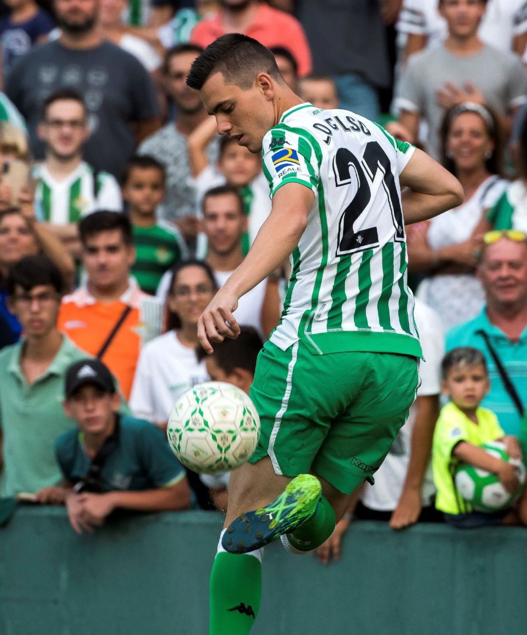 GRAF2452. SEVILLA.- El centrocampista argentino Giovani Lo Celso da unos toques al balón durante su presentación como nuevo jugador del equipo andaluz, que ha tenido lugar hoy en Sevilla. EFE7Raúl Caro