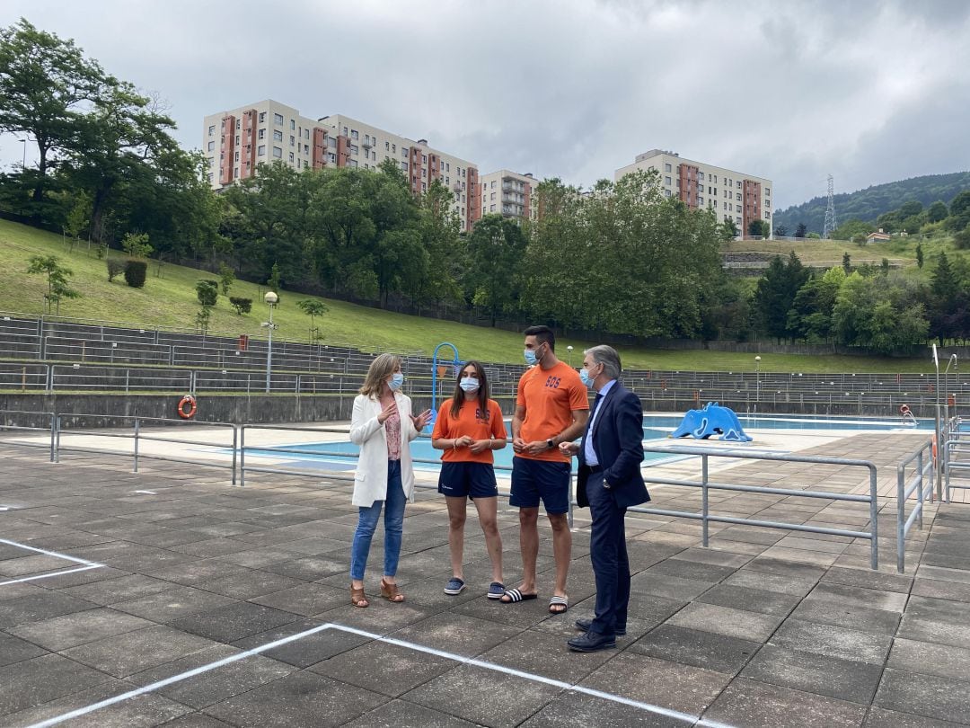 Presentación de la apertura de las piscinas exteriores en Errekalde con la concejala de Juventud y Deporte, Itxaso Erroteta