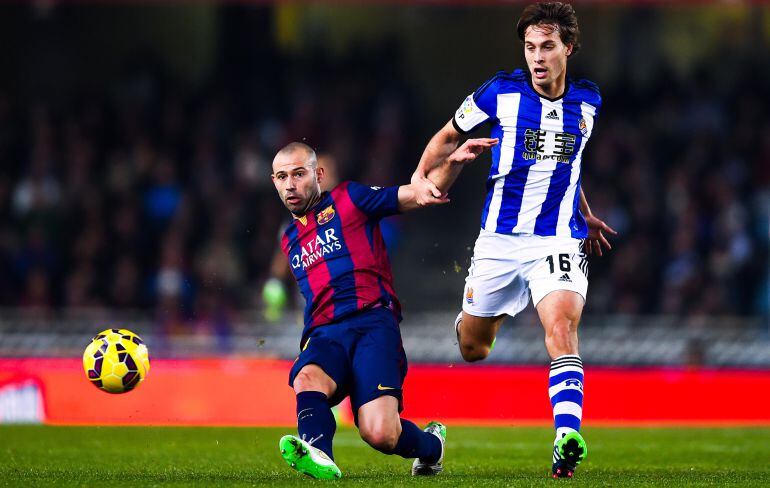 Canales pelea una pelota con Mascherano