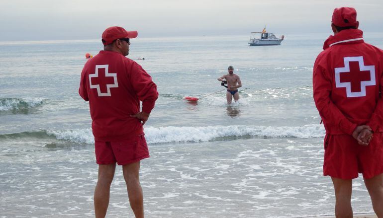 Candidatos a las pruebas de Cruz roja para socorrista de playas 