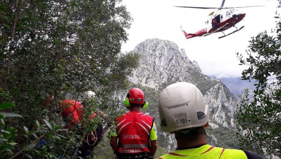 El helicóptero del Gobierno de Cantabria y tres rescatadores en la busqueda de un nontañero perdido.