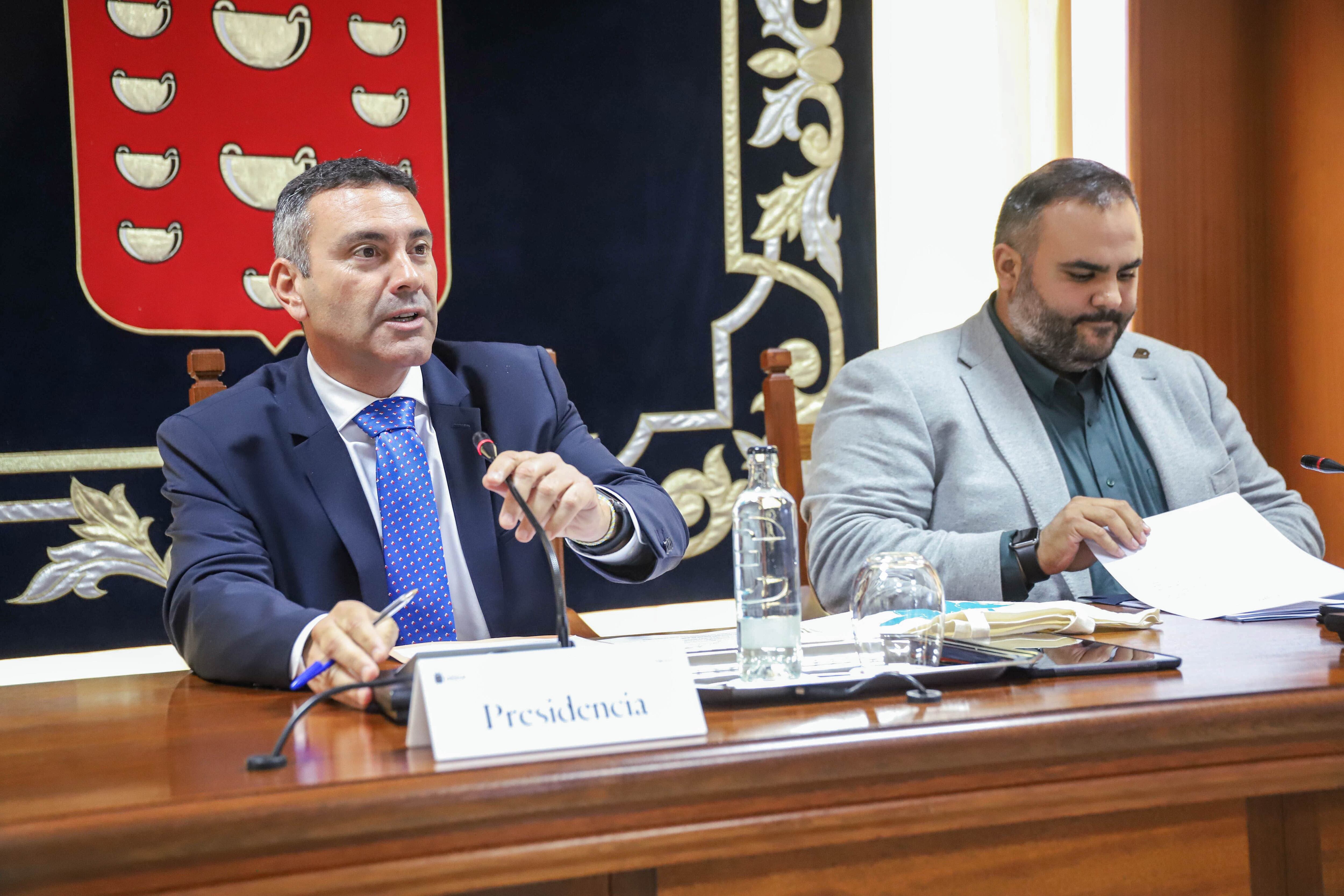 Oswaldo Betancor, presidente del Cabildo de Lanzarote y Samuel Martín, consejero de medioambiente Y Reserva de la Biosfera del Cabildo de Lanzarote.