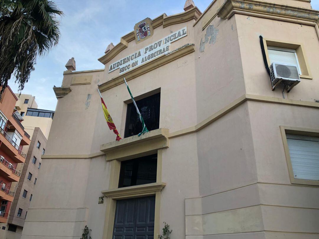 Fachada principal de la sección de la Audiencia Provincial de Cádiz en Algeciras.