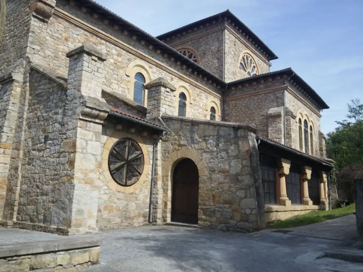 Detenido un hombre por provocar varios incendios en el entorno de la parroquia de San Esteban de Etxebarri