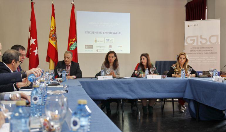 La alcaldesa reunida con los empresarios