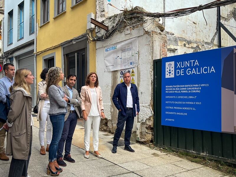Representantes de la Xunta y del Concello ante una de las parcelas (foto: Xunta)