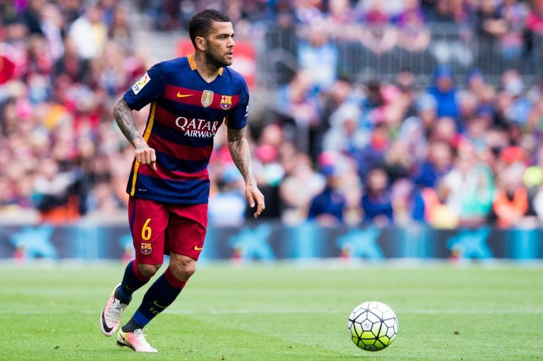 El jugador del Barcelona, Daniel Alves, durante un encuentro que disputó en el Camp Nou.