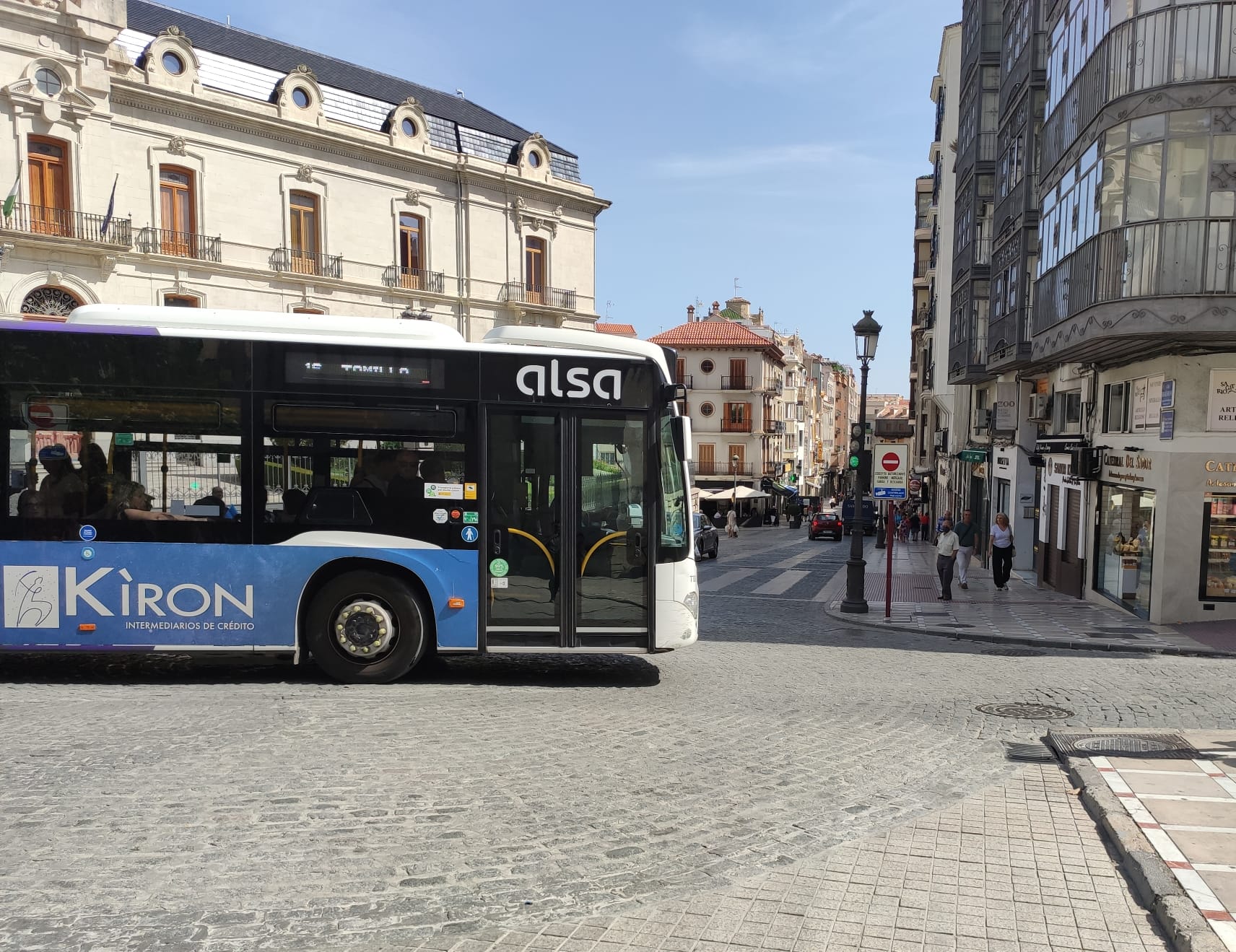 Uno de los autobuses urbanos de ALSA circulando por el centro de Jaén capital