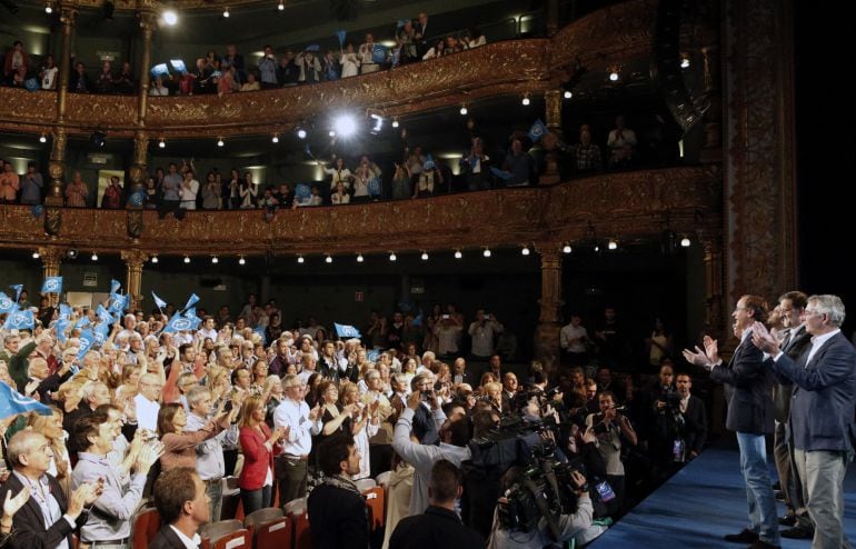 El presidente del Gobierno en funciones, Mariano Rajoy durante el mitin electoral junto al candidato del PP a lehendakari, Alfonso Alonso 