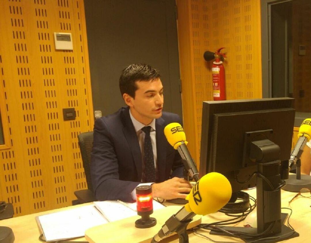 David Vázquez en los estudios de Radio Palencia de la Cadena SER