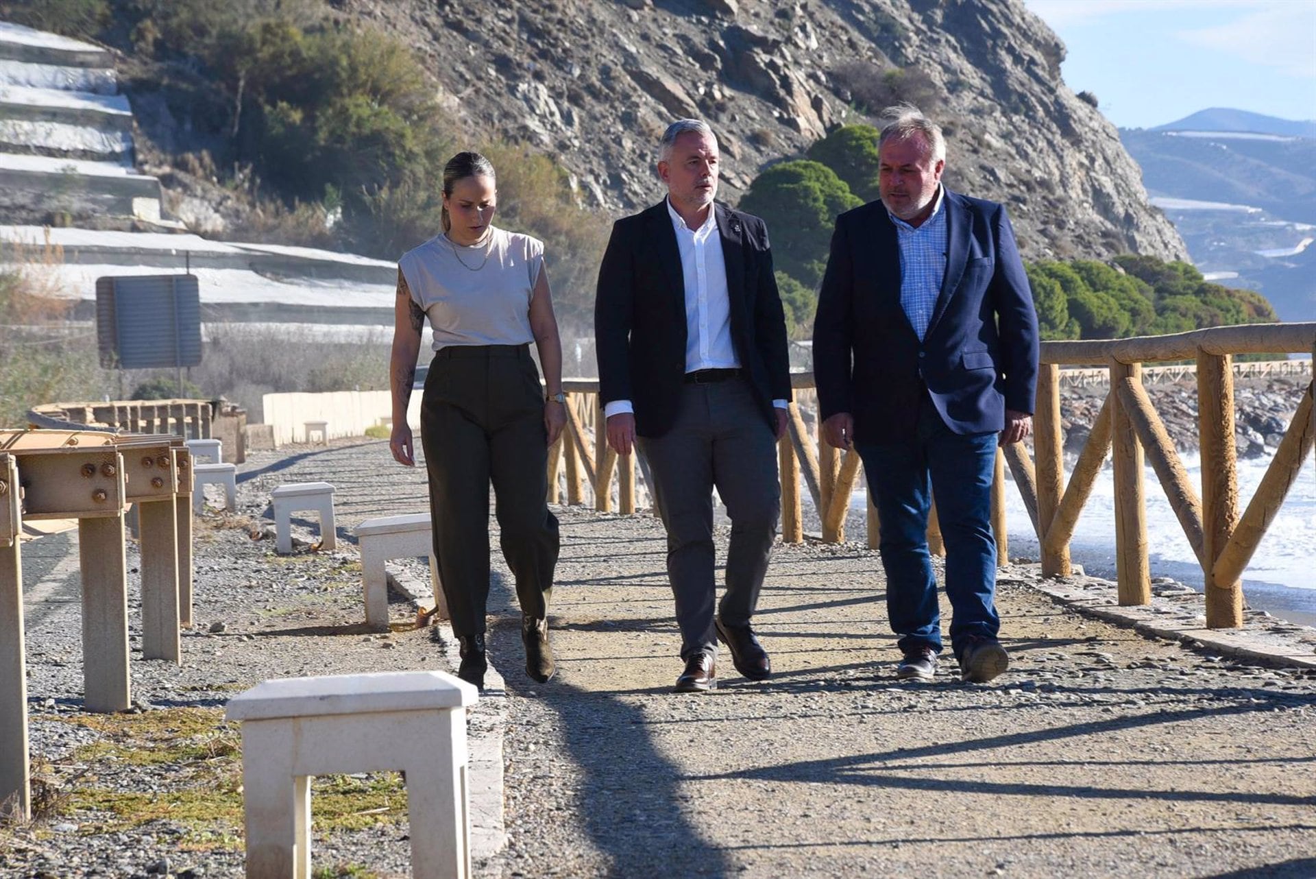 El vicepresidente de la Diputación, Nicolás Navarro, visita la Senda Litoral de la Mamola (Granada)