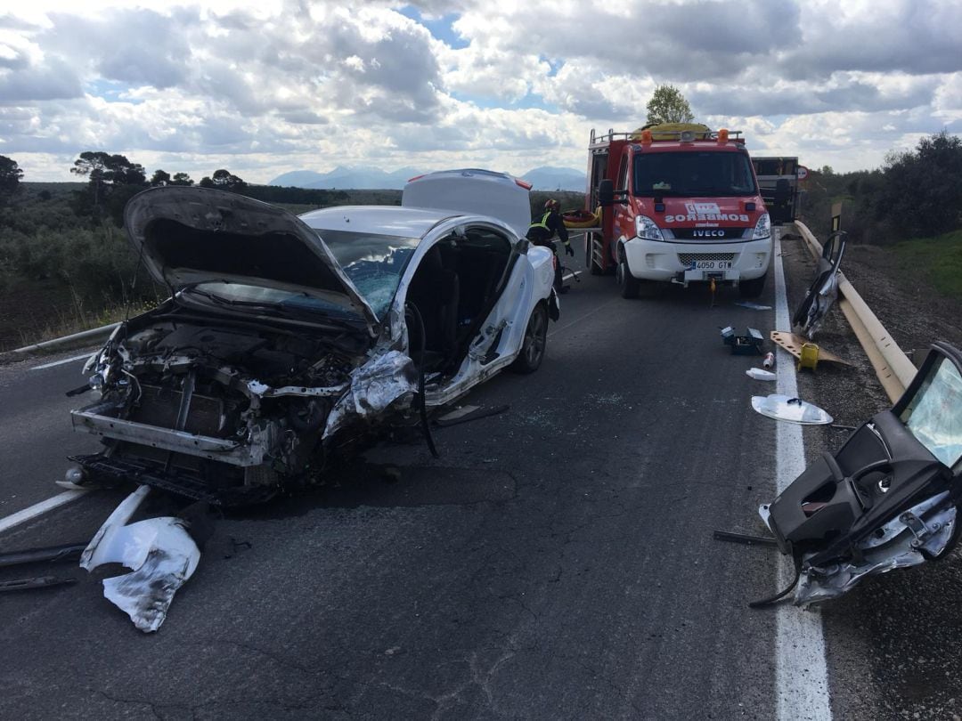 El vehiculo del ocupante que ha tenido que ser excarcelado ha quedado siniestro total.