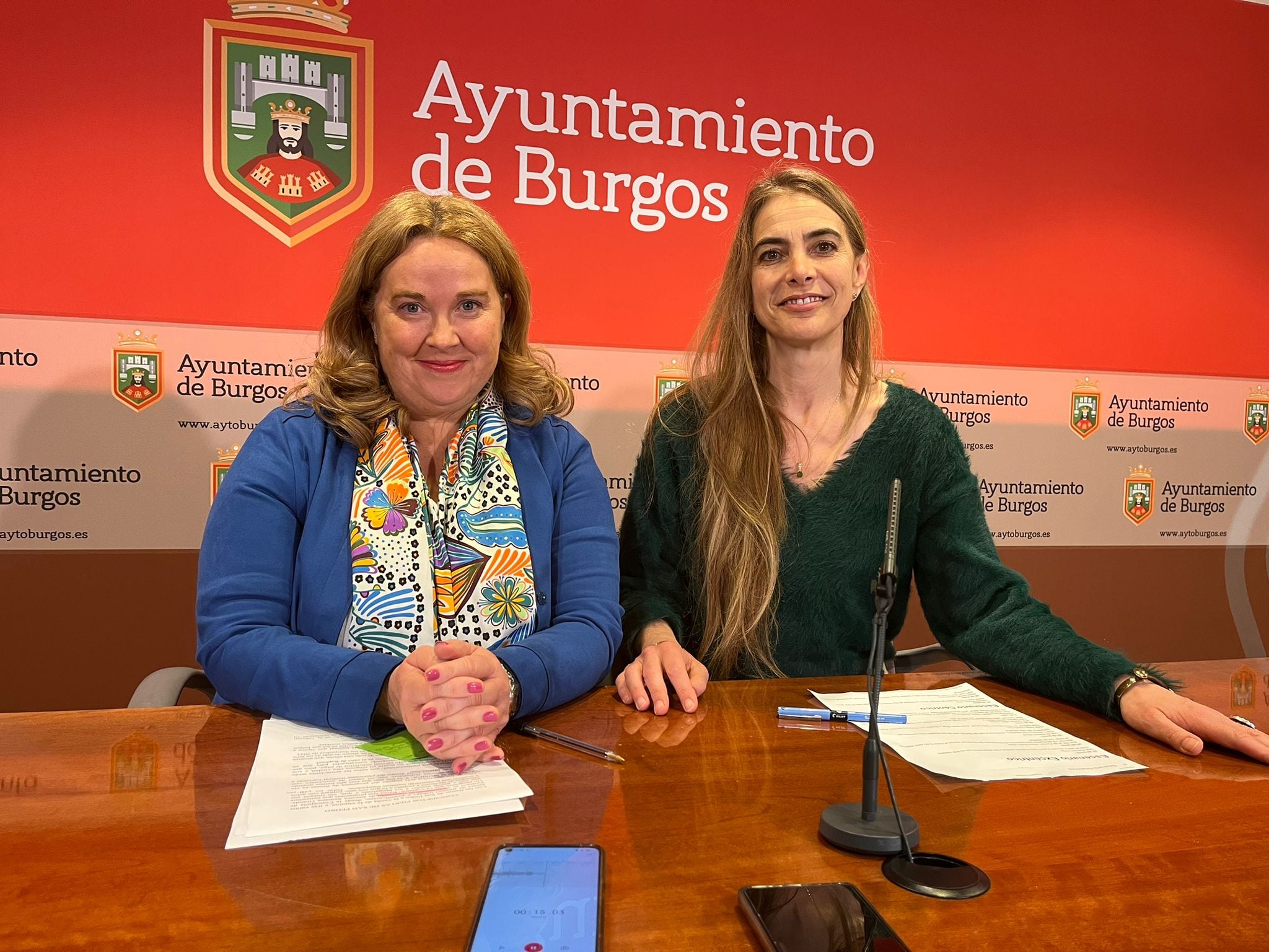 Cristina Ayala, alcaldesa de Burgos (izda) y Carolina Álvarez, concejal de Festejos, han presentado la programación musical de las fiestas mayores de la ciudad