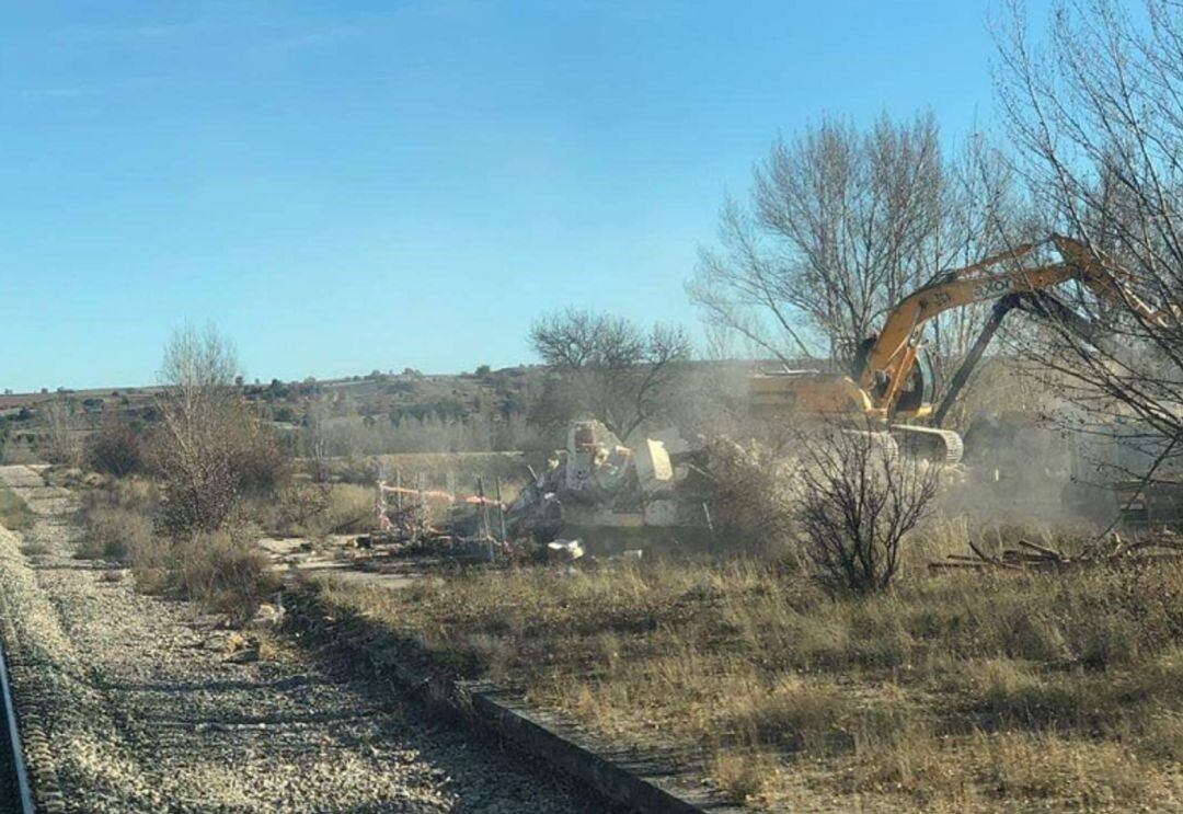 Las máquinas han acabado con el apeadero de Gumiel de Izán y sus dos viviendas 