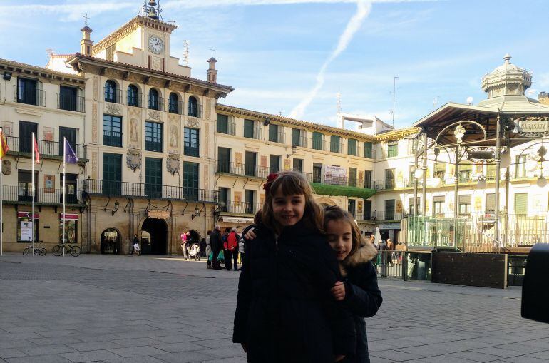 El ángel de este año (Ariadna Munilla, a la izquierda) y la suplente (Daniella Garro, a la derecha)