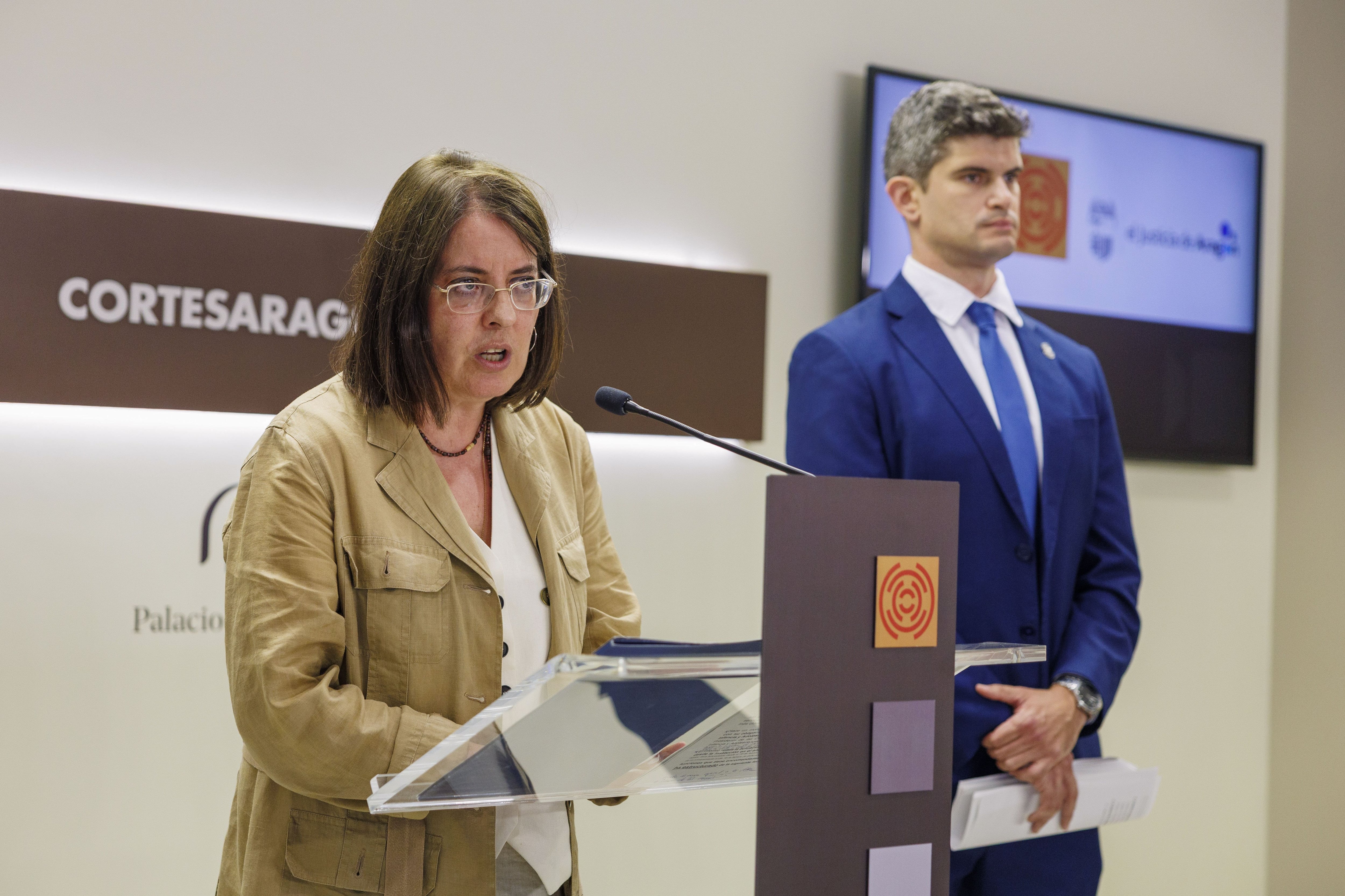 ZARAGOZA, 25/06/2025.- La justicia de Aragón, Concepción Gimeno (i), detalla en rueda de prensa el contenido de su informe anual sobre Infancia y Adolescencia 2024 , que ha entregado hoy a la presidenta de las Cortes, Marta Fernández, en el que detalla que la falta de personal cualificado, con malas condiciones laborales que favorece la rotación y dificulta la cobertura de plazas, es uno de los principales problemas de los centros de protección y reforma de menores en Aragón. A la derecha, Samuel Fau, asesor del Justicia en asuntos sociales. EFE/Javier Cebollada