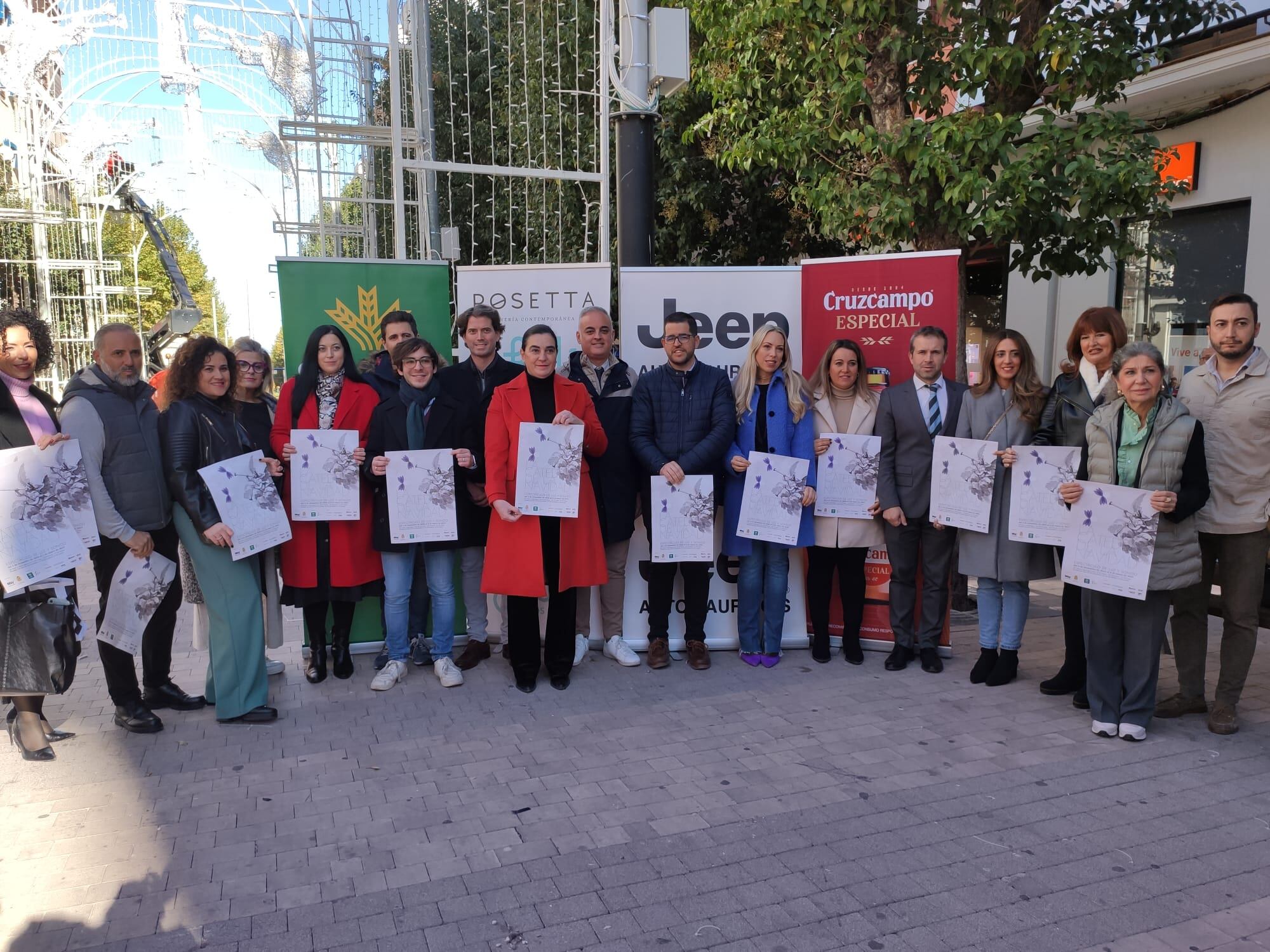 Integrantes de la Asociación &#039;Müy&#039; y personalidades del Ayuntamiento de Jaén durante la presentación de &#039;La Catedral de la Navidad&#039;