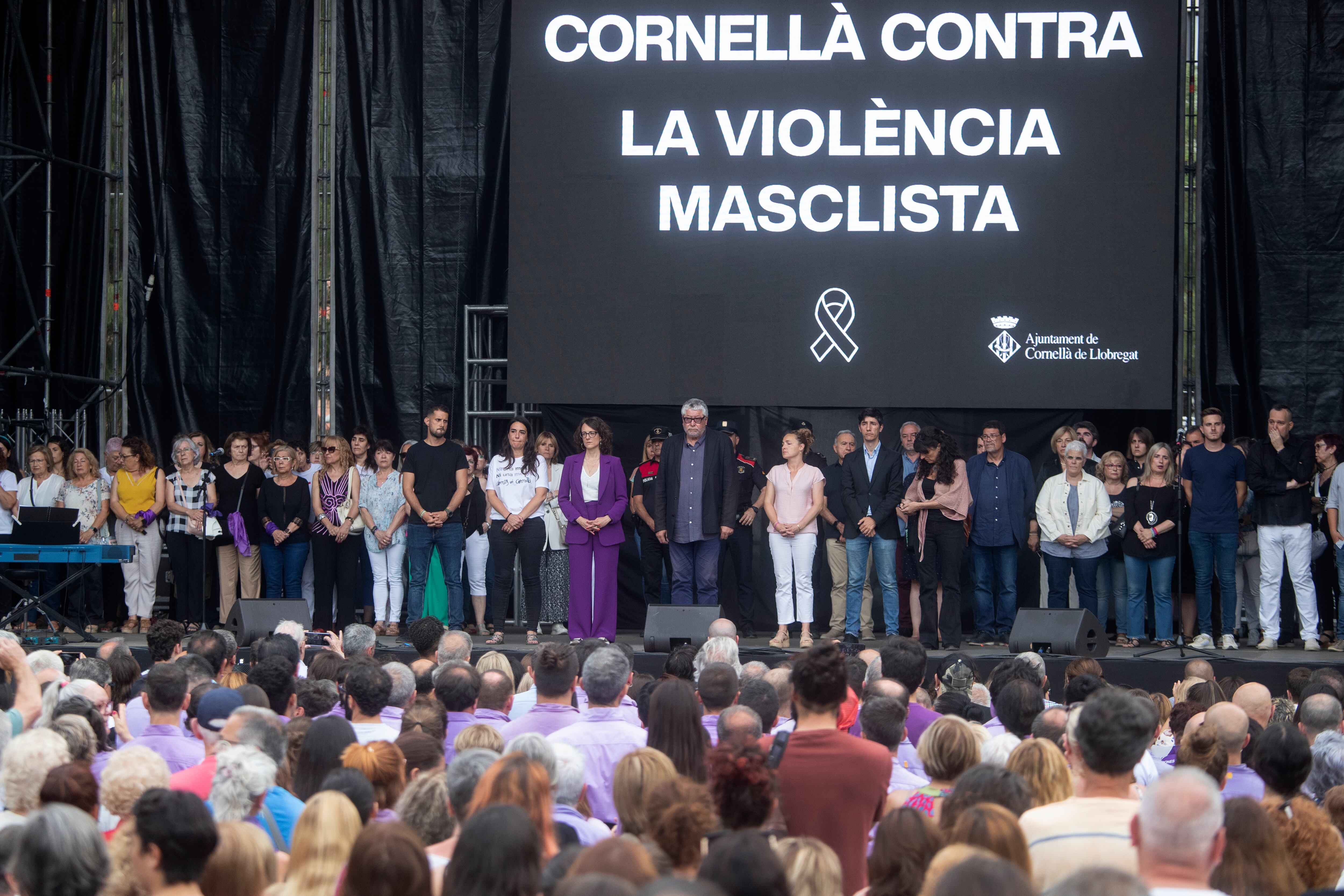 CORNELLÁ (BARCELONA), 11/06/2023.- Asistentes a la concentración convocada hoy domingo por el Ayuntamiento de Cornellà (Barcelona) en repulsa por el crimen, esta madrugada de una mujer en la ciudad, suceso por el que ya han detenido a su pareja, un hombre de 34 años. EFE/Marta Pérez.
