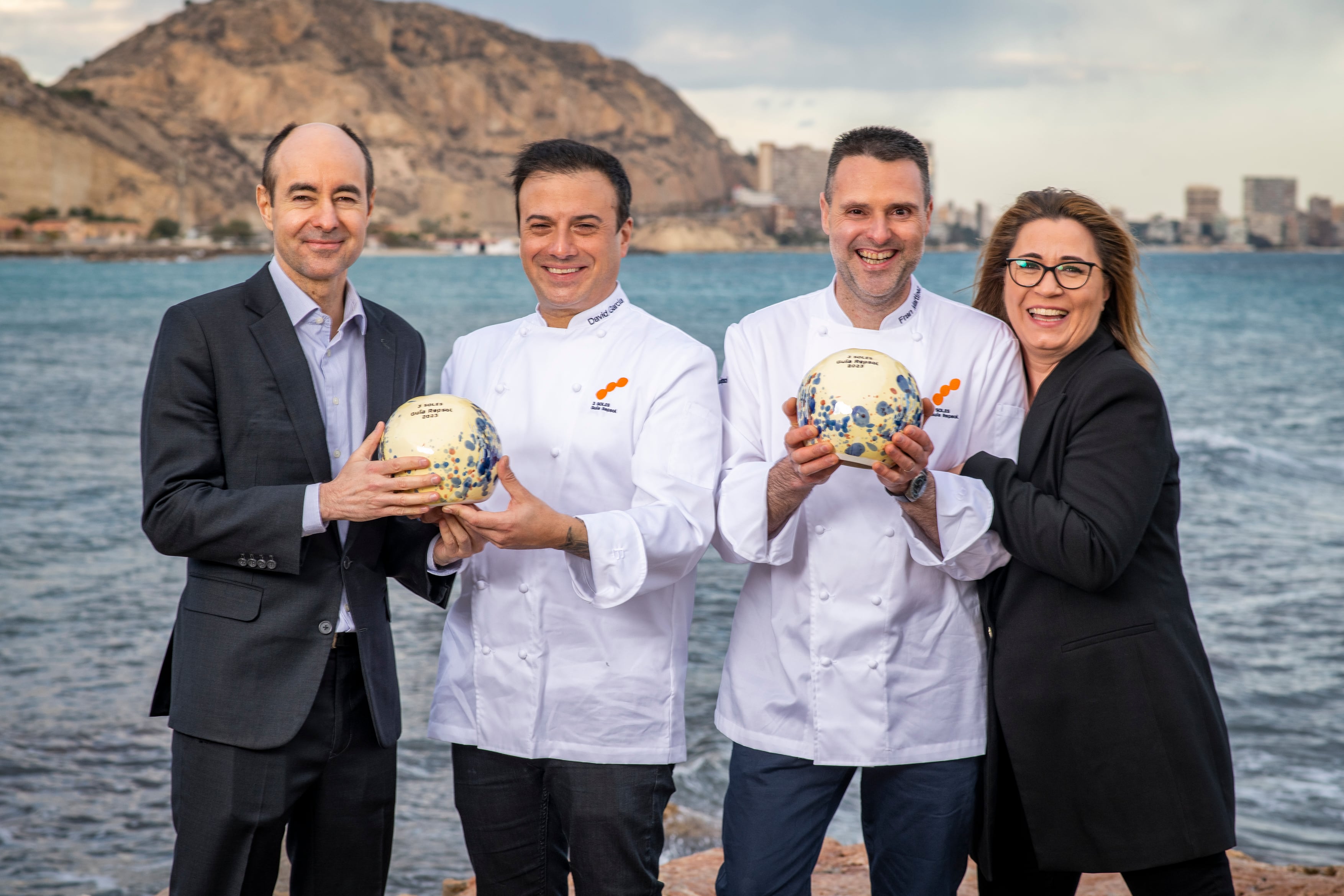 Juanma del Rey y David García (El Corral de la Morería), junto a Fran Martínez y Cristina Díaz (Maralba), posando en Alicante con el galardón de su tercer sol Repsol.