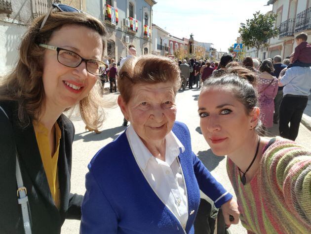 Cora, a la derecha, junto a su abuela, Emilia y su madre Pilar, a la izquierda