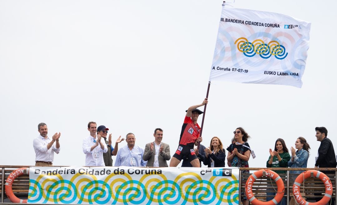 Gorka Aranberri ondea la bandera ganada en A Coruña